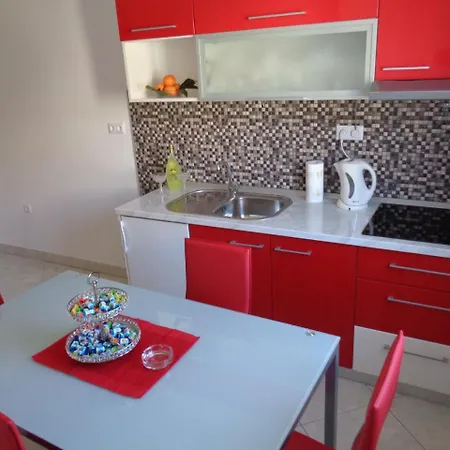 بيت شباب Zorana هفار