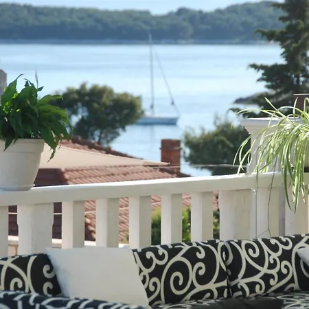 Zorana Vandrerhjem Hvar Town